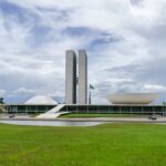 Proposta pode permitir prefeitos reeleitos em 2024 disputarem terceiro mandato em 2028