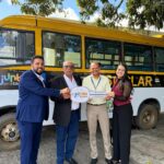Prefeito de Ingazeira, Luciano Torres, recebe micro-ônibus em Recife pelo programa Juntos pela Educação para o município.