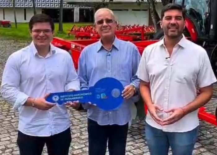 Sávio Torres recebe trator agrícola para comunidade da Serrinha