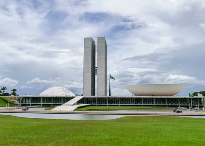 Proposta pode permitir prefeitos reeleitos em 2024 disputarem terceiro mandato em 2028
