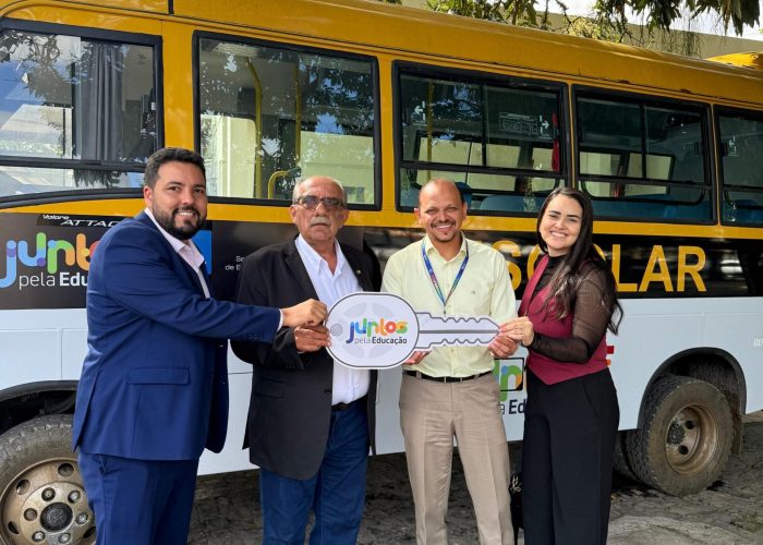 Prefeito de Ingazeira, Luciano Torres, recebe micro-ônibus em Recife pelo programa Juntos pela Educação para o município.