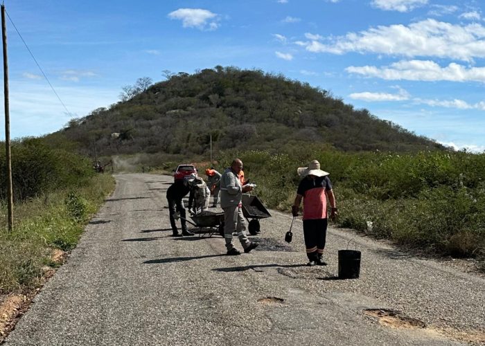 Prefeito Luciano Torres de Ingazeira celebra início da operação tapa-buracos na PE-283, após pedido seu ao DER