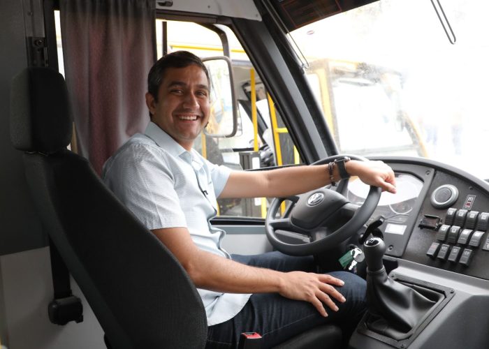Flávio Marques entrega mais dois micro-ônibus para a educação de Tabira