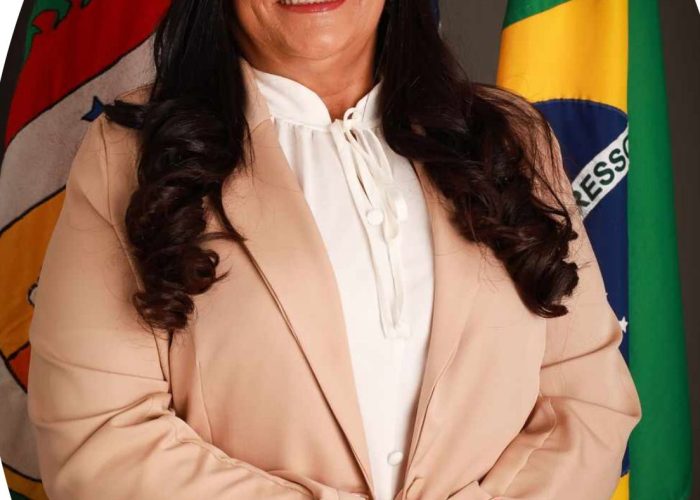 No desfile da Independência, vereadora Maria Helena causa indignação ao chamar palanque de “poleiro” em Tabira