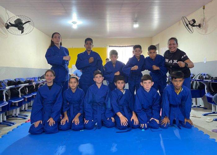 Ingazeira incentiva esporte com entrega de kimonos para alunos da Escola Argemiro Ferreira Verás
