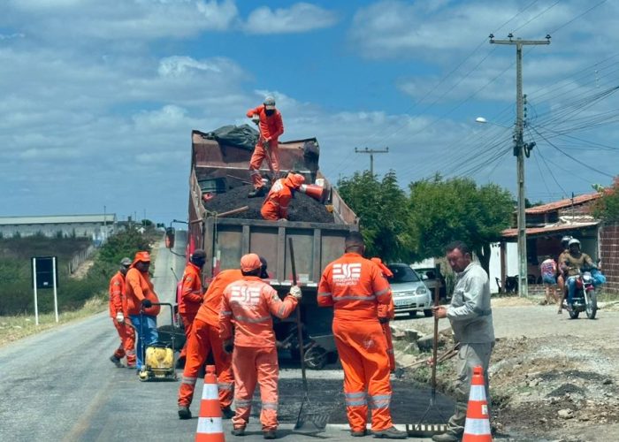 Operação Tapa-Buracos é iniciada na PE-320 entre São José do Egito e Tabira