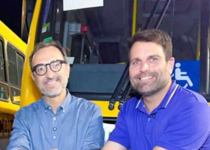 Fredson anuncia conquista de mais dois ônibus escolares ao lado do deputado estadual Gustavo Gouveia