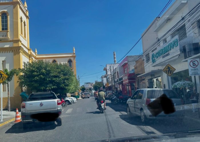 Motoristas desrespeitam sinalização e estacionam em locais proibidos no Centro de Tabira