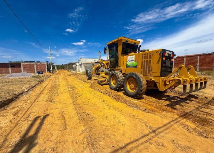 Trabalho em Juru não para: Prefeitura inicia nivelamento de mais uma rua para receber calçamento