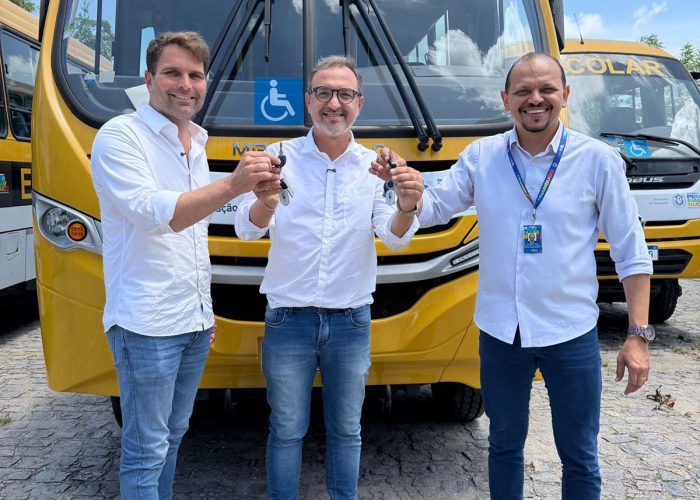Com trabalho de Raquel Lyra e do deputado Gustavo Gouveia, prefeito Fredson recebe mais dois ônibus escolares para São José do Egito