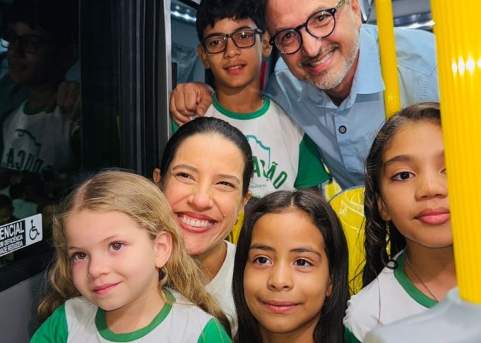 Governo de Pernambuco entrega cozinhas comunitárias, ônibus escolares e anuncia fim do racionamento de água em São José do Egito
